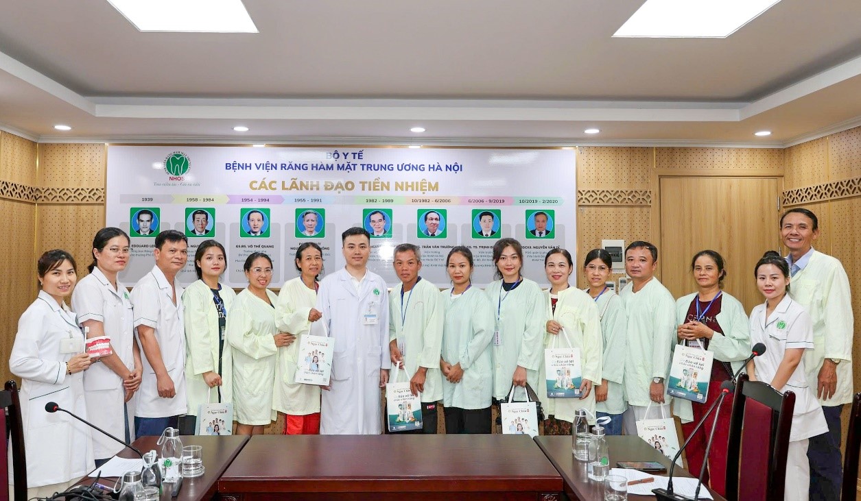 Các đại biểu chụp ảnh kỷ niệm
